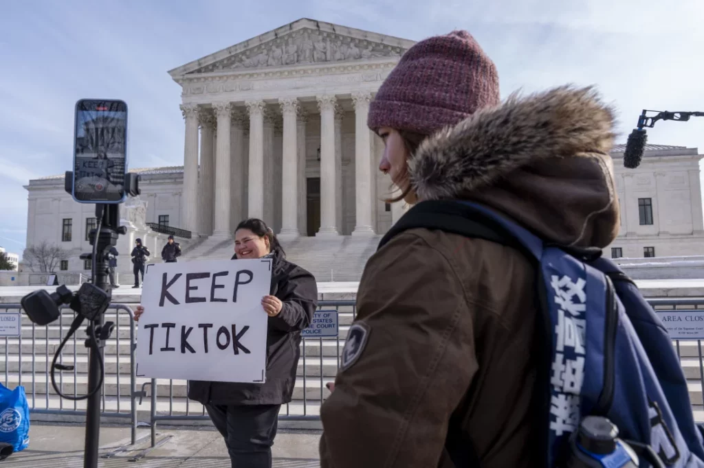 Uma empresária de Columbia, S.C., participou de um ato em apoio ao TikTok em frente à Suprema Corte, em 10 de janeiro. Ela, que vende cartões personalizados, afirmou que 80% de suas vendas vêm de clientes que a encontraram na plataforma.