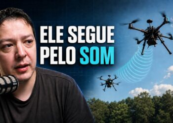 Carlos Melo diante de dois drones em voo e da frase Ele Segue pelo Som