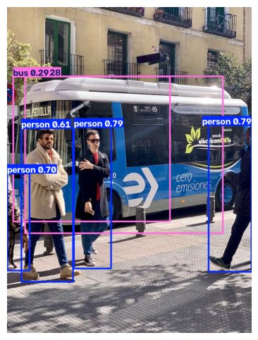 YOLOv8s treinado no COCO detectando pessoas em uma fotografia convencional de um ônibus